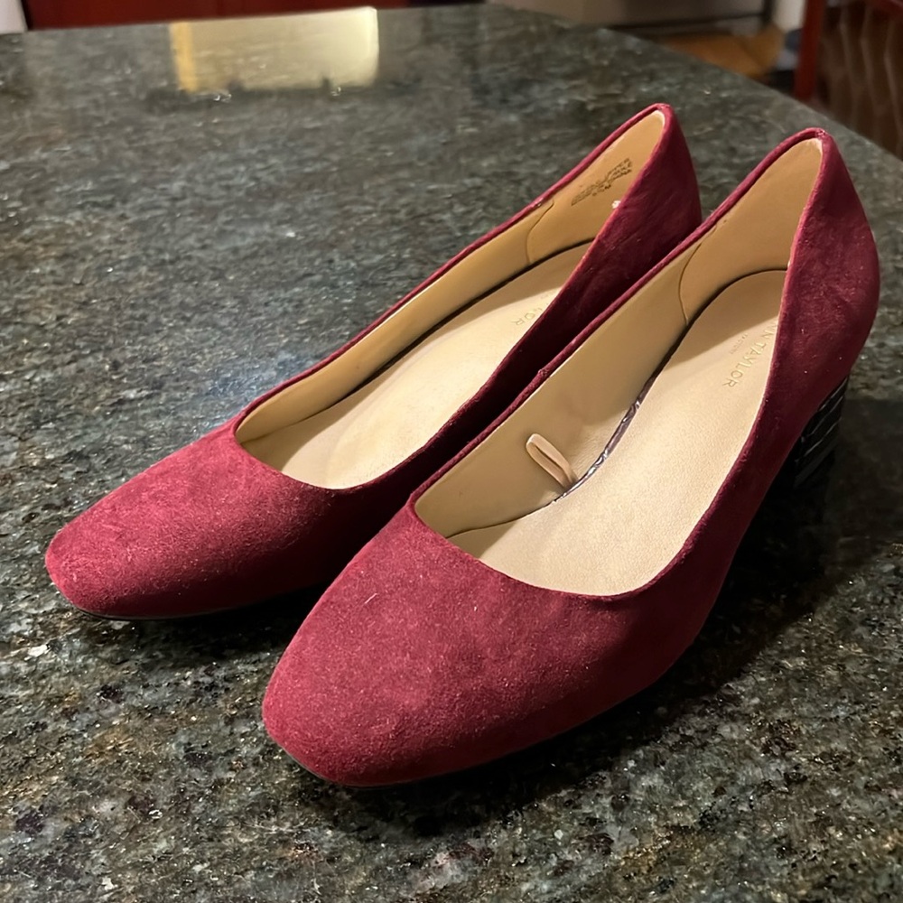 Ann Taylor maroon chunk alligator heel